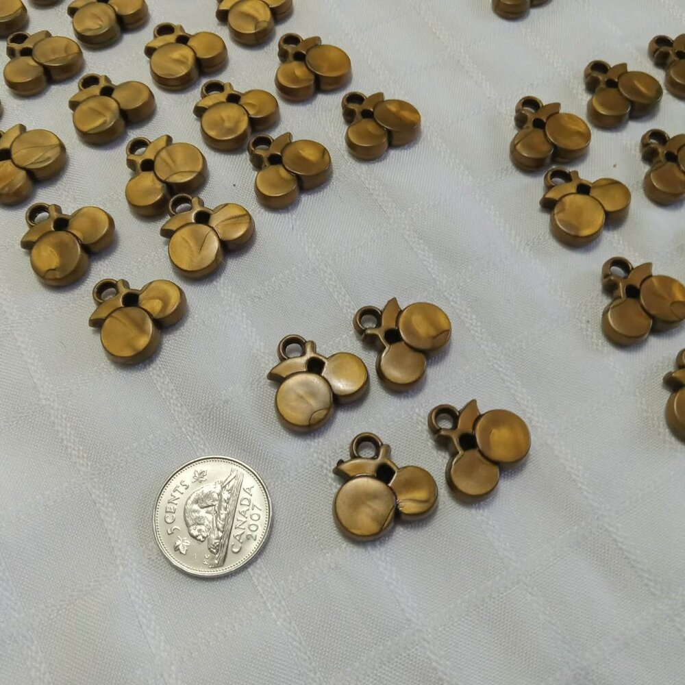 + 150 vintage buttons, charms and plenty of bonus